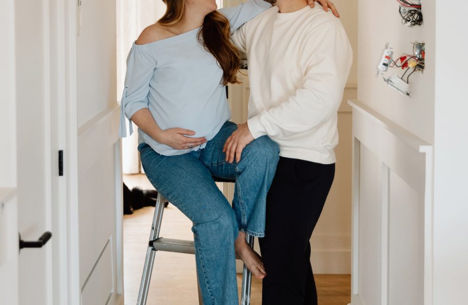New home maternity photos. Moving box maternity photos. Cozy in-home maternity photos. Lifestyle maternity photos. Photographe à Beaconsfield. Beaconsfield photographer. Séance maternité à Montreal. Montreal maternity photographer.