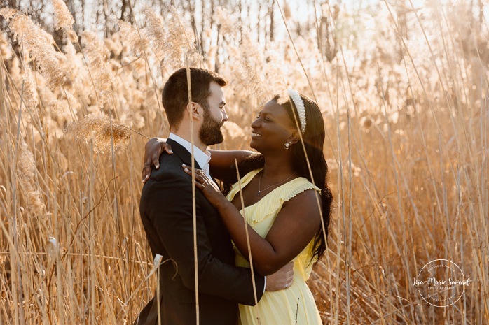 Romantic engagement photos. Wood engagement photos. Mixed couple engagement photos. Biracial couple engagement photos. Séance photo au parc Michel-Chartrand à Longueuil. Photographe de fiançailles à Montréal. Montreal engagement photographer.