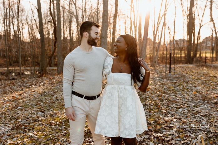 Romantic engagement photos. Wood engagement photos. Mixed couple engagement photos. Biracial couple engagement photos. Séance photo au parc Michel-Chartrand à Longueuil. Photographe de fiançailles à Montréal. Montreal engagement photographer.