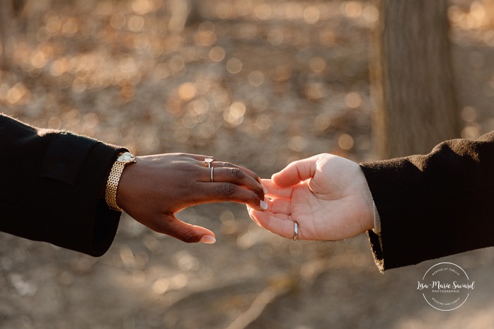 Romantic engagement photos. Wood engagement photos. Mixed couple engagement photos. Biracial couple engagement photos. Séance photo au parc Michel-Chartrand à Longueuil. Photographe de fiançailles à Montréal. Montreal engagement photographer.