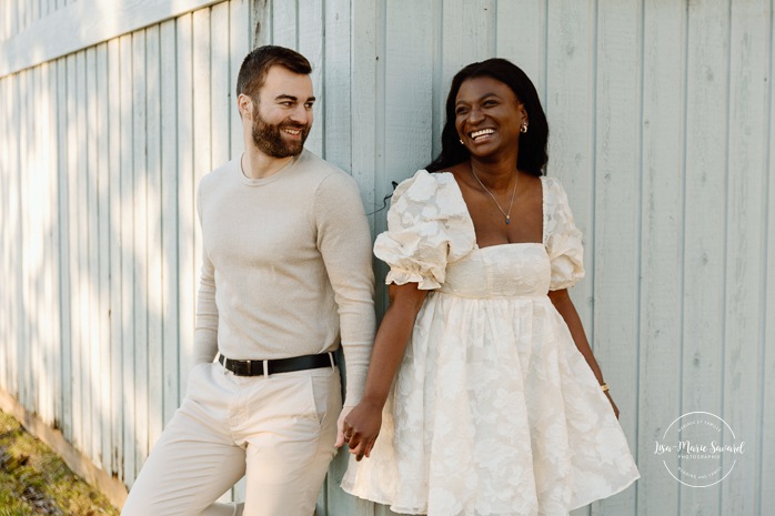Romantic engagement photos. Wood engagement photos. Mixed couple engagement photos. Biracial couple engagement photos. Séance photo au parc Michel-Chartrand à Longueuil. Photographe de fiançailles à Montréal. Montreal engagement photographer.