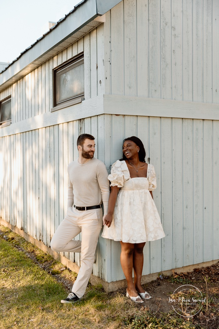 Romantic engagement photos. Wood engagement photos. Mixed couple engagement photos. Biracial couple engagement photos. Séance photo au parc Michel-Chartrand à Longueuil. Photographe de fiançailles à Montréal. Montreal engagement photographer.