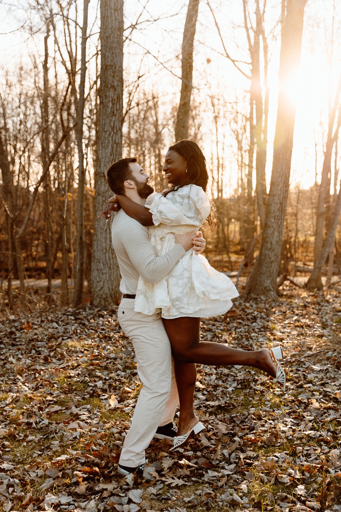 Romantic engagement photos. Wood engagement photos. Mixed couple engagement photos. Biracial couple engagement photos. Séance photo au parc Michel-Chartrand à Longueuil. Photographe de fiançailles à Montréal. Montreal engagement photographer.