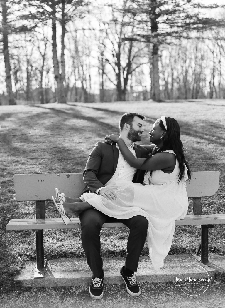Romantic engagement photos. Wood engagement photos. Mixed couple engagement photos. Biracial couple engagement photos. Séance photo au parc Michel-Chartrand à Longueuil. Photographe de fiançailles à Montréal. Montreal engagement photographer.