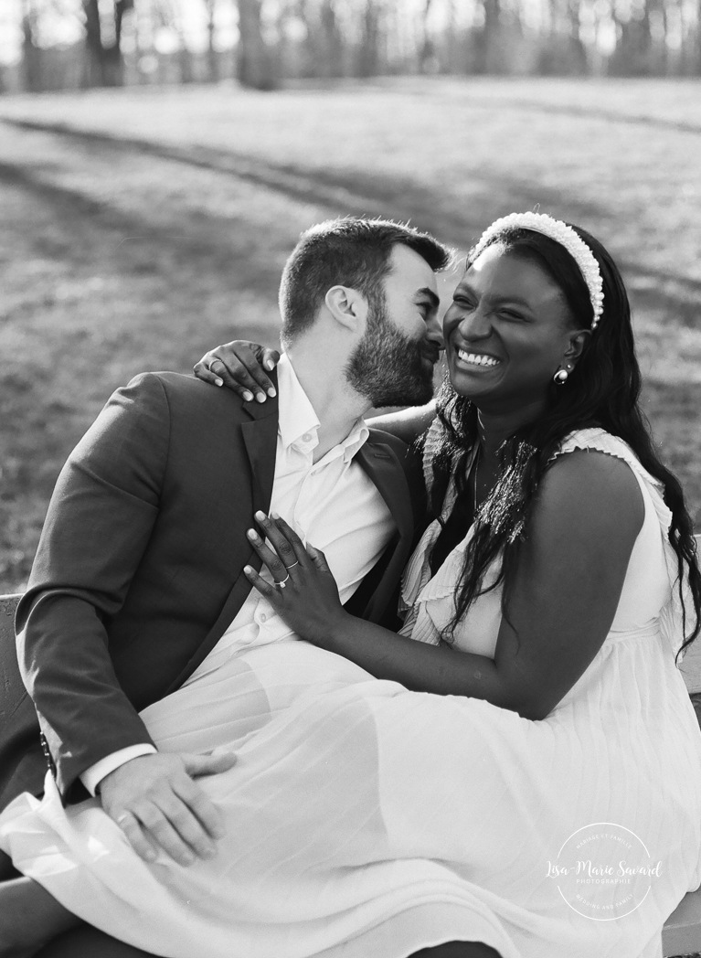 Romantic engagement photos. Wood engagement photos. Mixed couple engagement photos. Biracial couple engagement photos. Séance photo au parc Michel-Chartrand à Longueuil. Photographe de fiançailles à Montréal. Montreal engagement photographer.