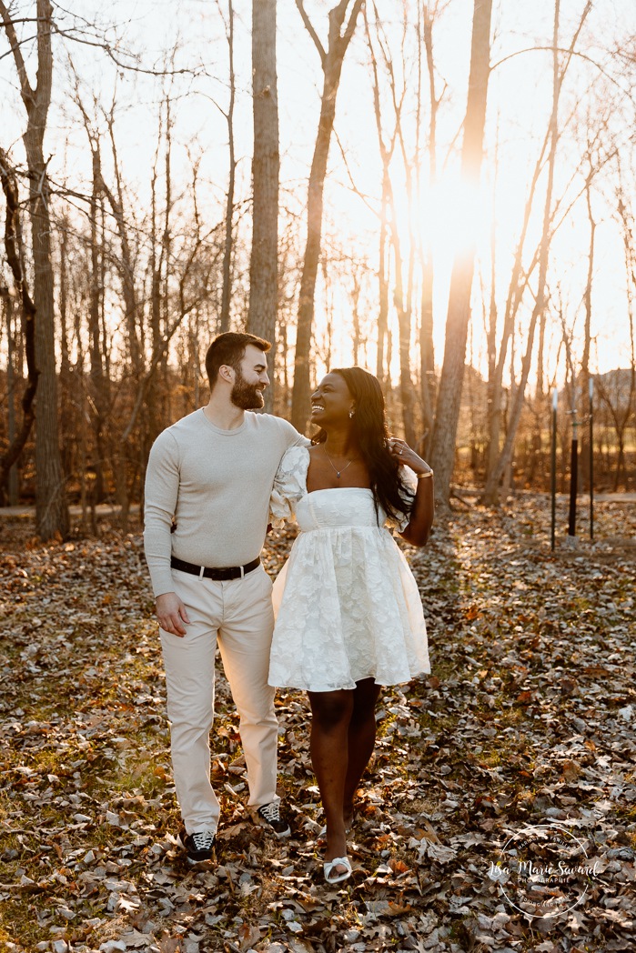 Romantic engagement photos. Wood engagement photos. Mixed couple engagement photos. Biracial couple engagement photos. Séance photo au parc Michel-Chartrand à Longueuil. Photographe de fiançailles à Montréal. Montreal engagement photographer.