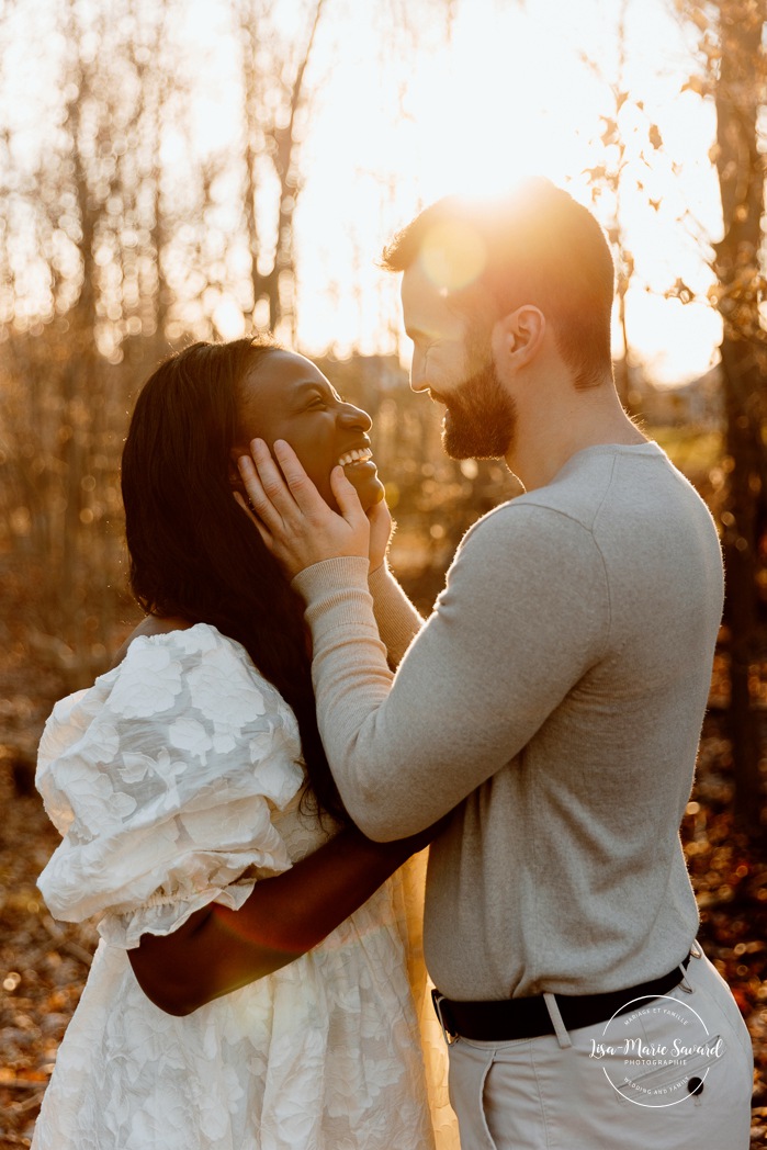 Romantic engagement photos. Wood engagement photos. Mixed couple engagement photos. Biracial couple engagement photos. Séance photo au parc Michel-Chartrand à Longueuil. Photographe de fiançailles à Montréal. Montreal engagement photographer.