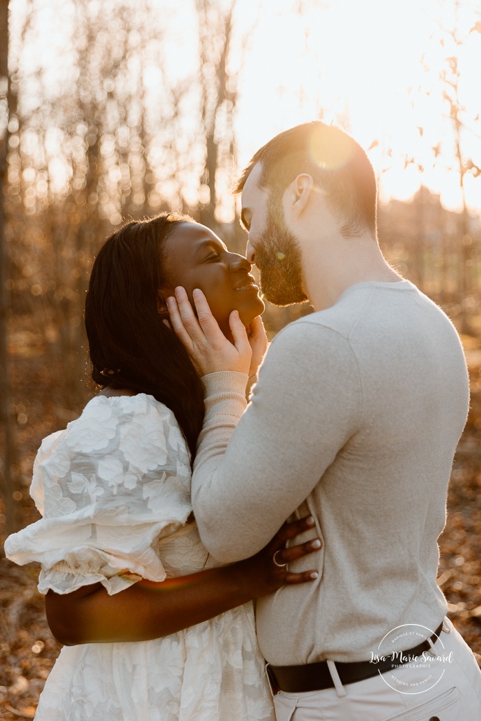 Romantic engagement photos. Wood engagement photos. Mixed couple engagement photos. Biracial couple engagement photos. Séance photo au parc Michel-Chartrand à Longueuil. Photographe de fiançailles à Montréal. Montreal engagement photographer.