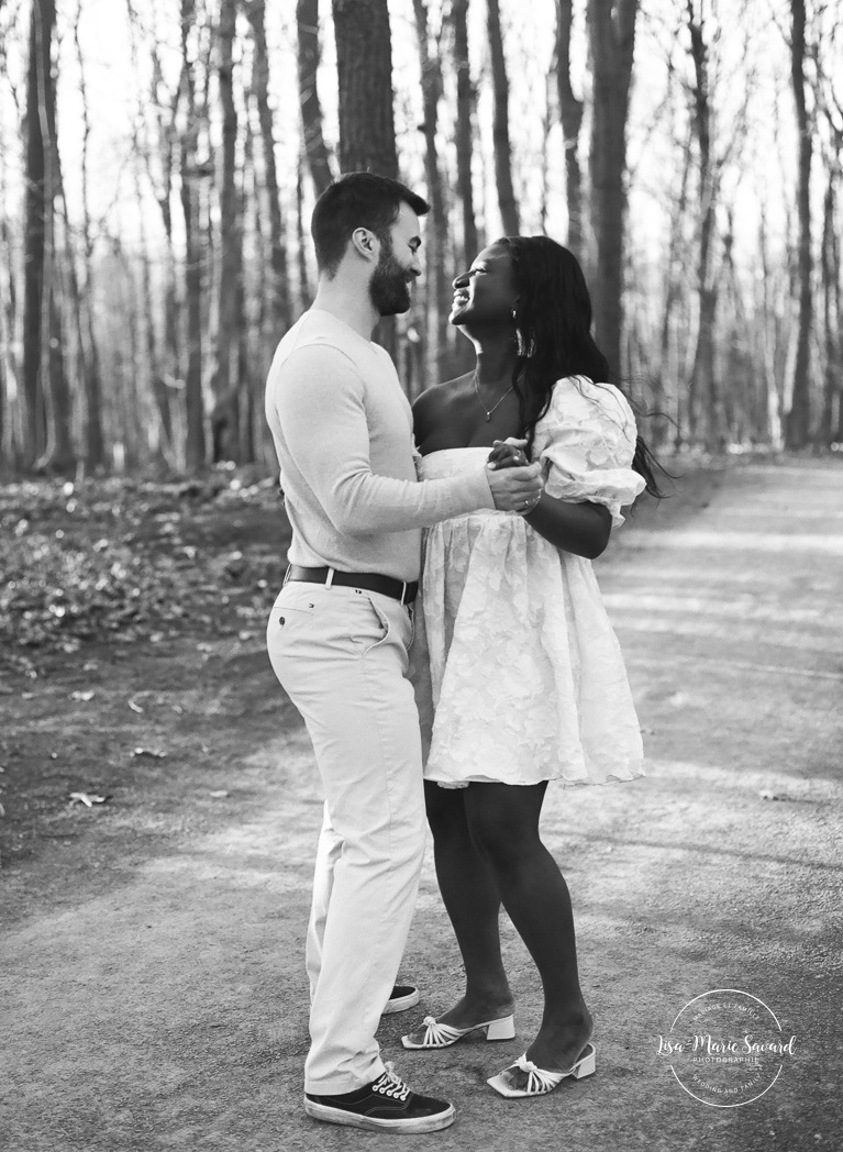Romantic engagement photos. Wood engagement photos. Mixed couple engagement photos. Biracial couple engagement photos. Séance photo au parc Michel-Chartrand à Longueuil. Photographe de fiançailles à Montréal. Montreal engagement photographer.