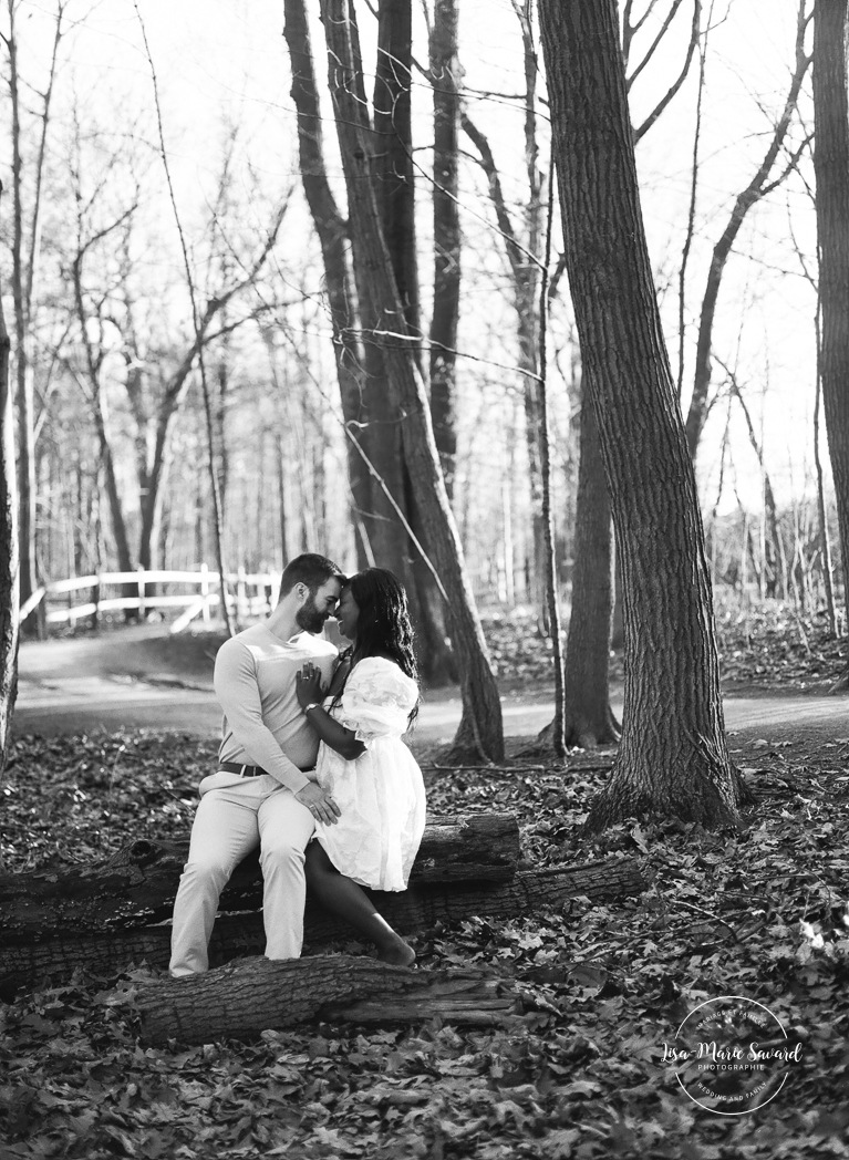 Romantic engagement photos. Wood engagement photos. Mixed couple engagement photos. Biracial couple engagement photos. Séance photo au parc Michel-Chartrand à Longueuil. Photographe de fiançailles à Montréal. Montreal engagement photographer.
