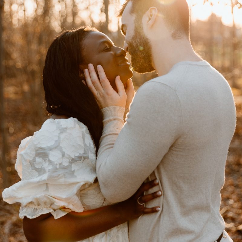 Romantic engagement photos. Wood engagement photos. Mixed couple engagement photos. Biracial couple engagement photos. Séance photo au parc Michel-Chartrand à Longueuil. Photographe de fiançailles à Montréal. Montreal engagement photographer.
