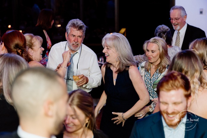 Wedding dance floor funny photos. Mariage au Pavillon de la Jamaïque à Montréal. Photographe de mariage à Montréal. Jamaica Pavilion wedding. Montreal wedding photographer.