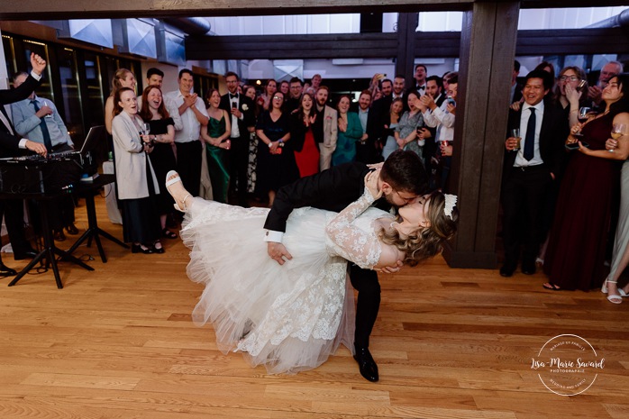 Bride and groom first dance. Mariage au Pavillon de la Jamaïque à Montréal. Photographe de mariage à Montréal. Jamaica Pavilion wedding. Montreal wedding photographer.