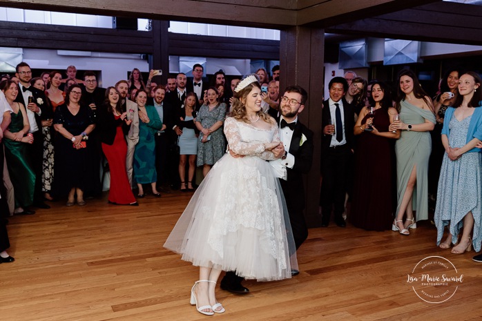 Bride and groom first dance. Mariage au Pavillon de la Jamaïque à Montréal. Photographe de mariage à Montréal. Jamaica Pavilion wedding. Montreal wedding photographer.