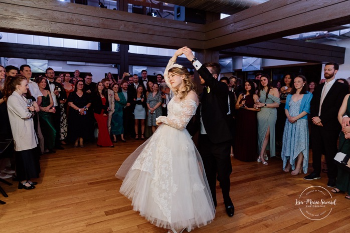 Bride and groom first dance. Mariage au Pavillon de la Jamaïque à Montréal. Photographe de mariage à Montréal. Jamaica Pavilion wedding. Montreal wedding photographer.