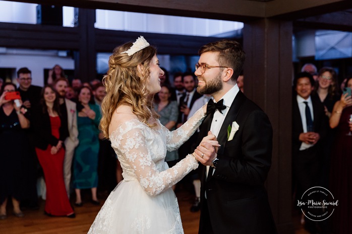 Bride and groom first dance. Mariage au Pavillon de la Jamaïque à Montréal. Photographe de mariage à Montréal. Jamaica Pavilion wedding. Montreal wedding photographer.