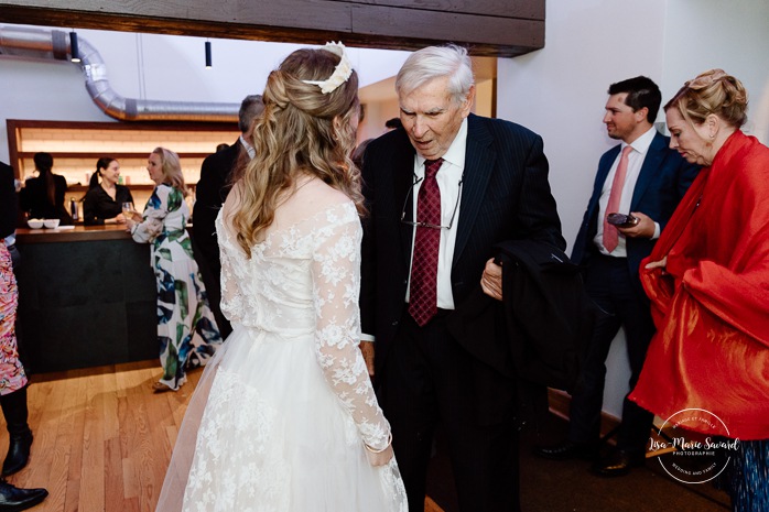 Bride surprising grandfather while wearing grandmother's wedding dress. Mariage au Pavillon de la Jamaïque à Montréal. Photographe de mariage à Montréal. Jamaica Pavilion wedding. Montreal wedding photographer.