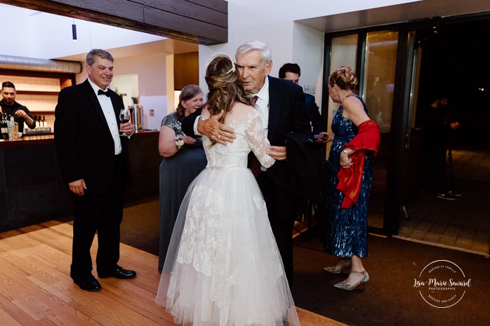 Bride surprising grandfather while wearing grandmother's wedding dress. Mariage au Pavillon de la Jamaïque à Montréal. Photographe de mariage à Montréal. Jamaica Pavilion wedding. Montreal wedding photographer.