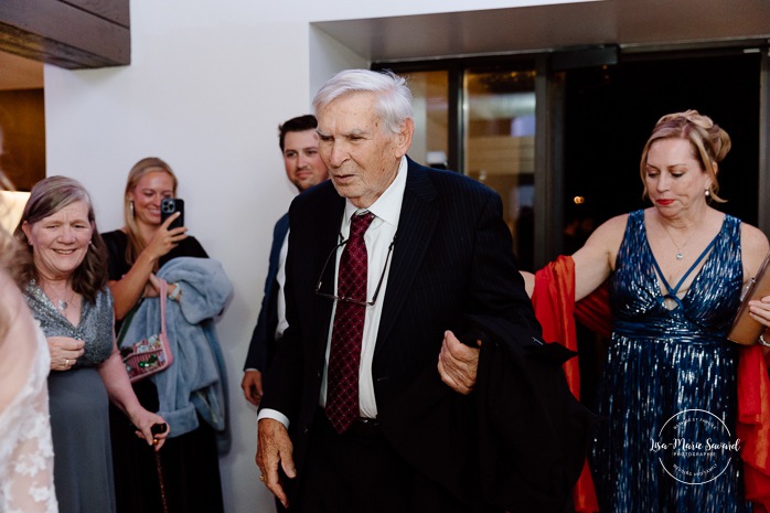Bride surprising grandfather while wearing grandmother's wedding dress. Mariage au Pavillon de la Jamaïque à Montréal. Photographe de mariage à Montréal. Jamaica Pavilion wedding. Montreal wedding photographer.