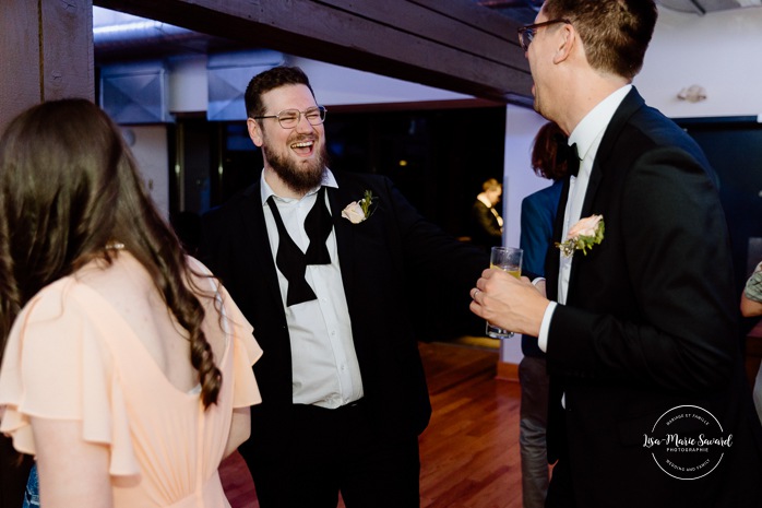 Wedding dance floor funny photos. Mariage au Pavillon de la Jamaïque à Montréal. Photographe de mariage à Montréal. Jamaica Pavilion wedding. Montreal wedding photographer.