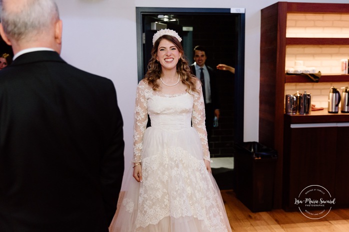 Bride surprising grandfather while wearing grandmother's wedding dress. Mariage au Pavillon de la Jamaïque à Montréal. Photographe de mariage à Montréal. Jamaica Pavilion wedding. Montreal wedding photographer.