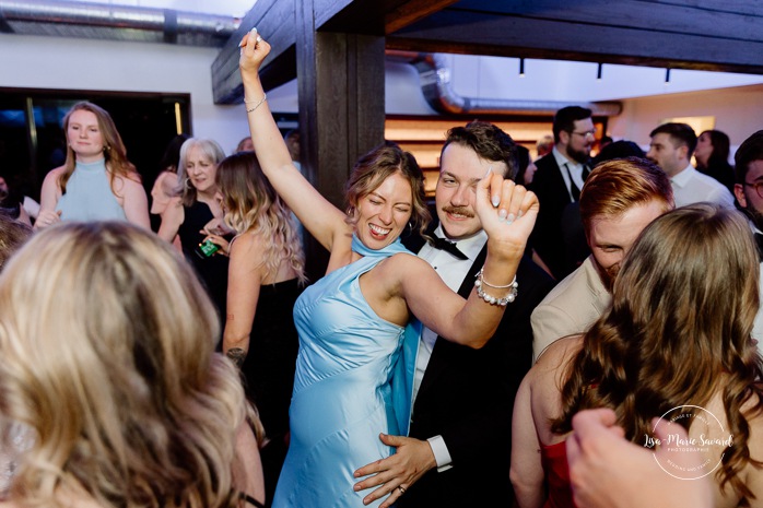 Wedding dance floor funny photos. Mariage au Pavillon de la Jamaïque à Montréal. Photographe de mariage à Montréal. Jamaica Pavilion wedding. Montreal wedding photographer.