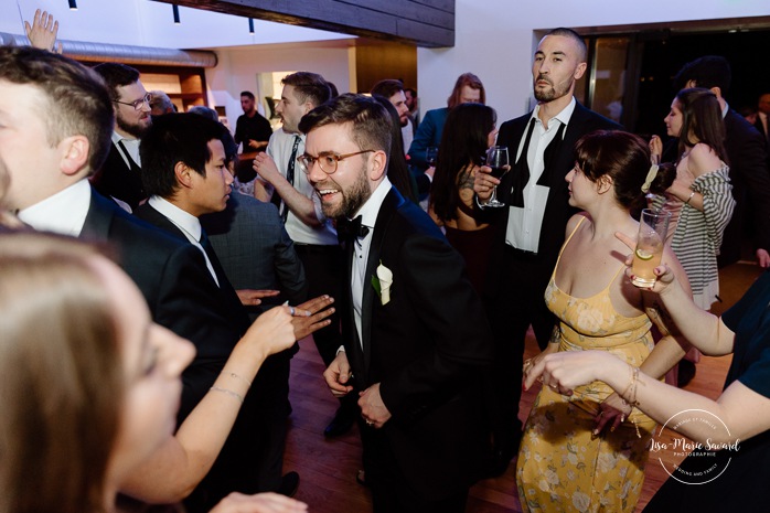 Wedding dance floor funny photos. Mariage au Pavillon de la Jamaïque à Montréal. Photographe de mariage à Montréal. Jamaica Pavilion wedding. Montreal wedding photographer.