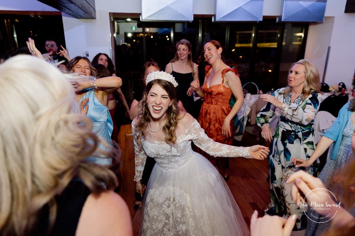 Wedding dance floor funny photos. Mariage au Pavillon de la Jamaïque à Montréal. Photographe de mariage à Montréal. Jamaica Pavilion wedding. Montreal wedding photographer.