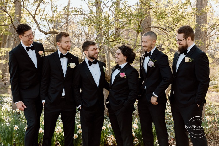 Spring wedding photos. Outdoor family wedding photos. Mariage au Pavillon de la Jamaïque à Montréal. Photographe de mariage à Montréal. Jamaica Pavilion wedding. Montreal wedding photographer.