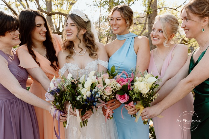 Spring wedding photos. Outdoor family wedding photos. Mariage au Pavillon de la Jamaïque à Montréal. Photographe de mariage à Montréal. Jamaica Pavilion wedding. Montreal wedding photographer.