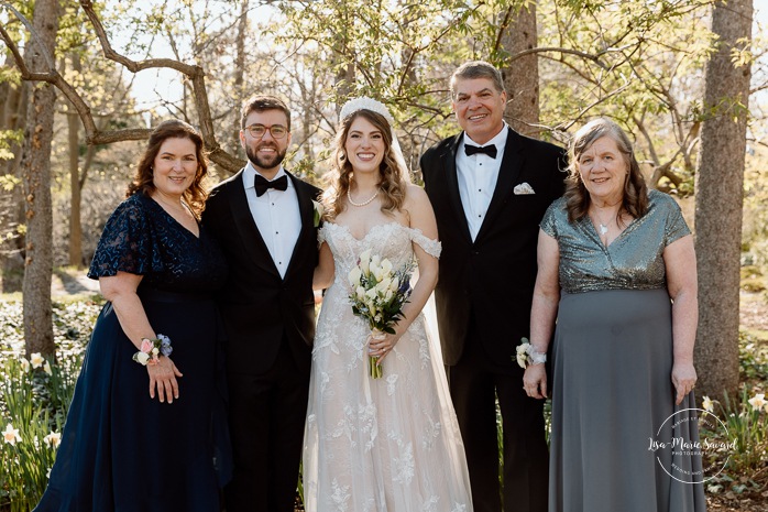 Spring wedding photos. Outdoor family wedding photos. Mariage au Pavillon de la Jamaïque à Montréal. Photographe de mariage à Montréal. Jamaica Pavilion wedding. Montreal wedding photographer.