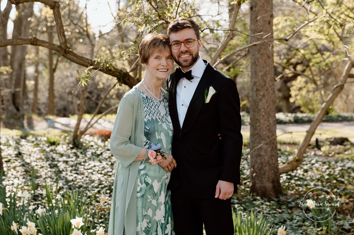Spring wedding photos. Outdoor family wedding photos. Mariage au Pavillon de la Jamaïque à Montréal. Photographe de mariage à Montréal. Jamaica Pavilion wedding. Montreal wedding photographer.