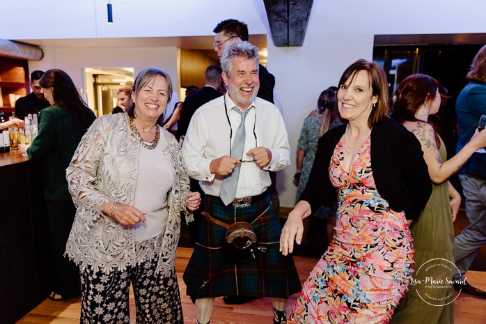 Wedding dance floor funny photos. Mariage au Pavillon de la Jamaïque à Montréal. Photographe de mariage à Montréal. Jamaica Pavilion wedding. Montreal wedding photographer.