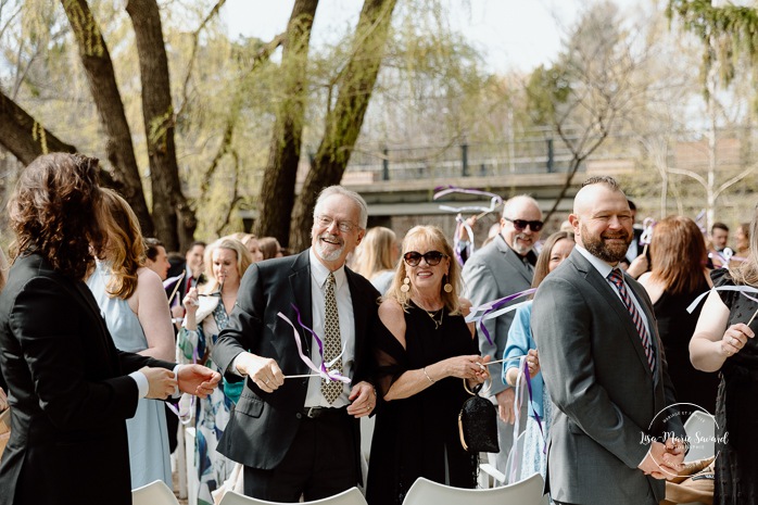 Outdoor wedding ceremony. Weeping willow wedding photos. Mariage au Pavillon de la Jamaïque à Montréal. Photographe de mariage à Montréal. Jamaica Pavilion wedding. Montreal wedding photographer.