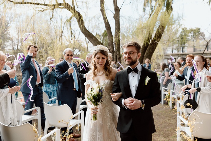 Outdoor wedding ceremony. Weeping willow wedding photos. Mariage au Pavillon de la Jamaïque à Montréal. Photographe de mariage à Montréal. Jamaica Pavilion wedding. Montreal wedding photographer.