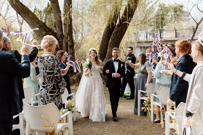 Outdoor wedding ceremony. Weeping willow wedding photos. Mariage au Pavillon de la Jamaïque à Montréal. Photographe de mariage à Montréal. Jamaica Pavilion wedding. Montreal wedding photographer.
