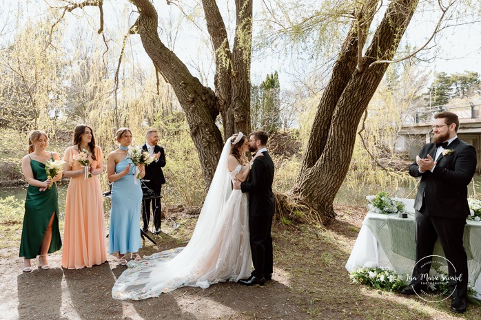 Outdoor wedding ceremony. Weeping willow wedding photos. Mariage au Pavillon de la Jamaïque à Montréal. Photographe de mariage à Montréal. Jamaica Pavilion wedding. Montreal wedding photographer.