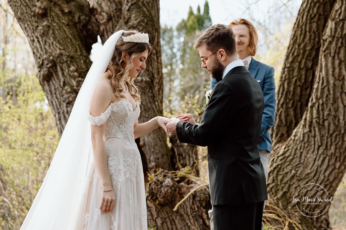 Outdoor wedding ceremony. Weeping willow wedding photos. Mariage au Pavillon de la Jamaïque à Montréal. Photographe de mariage à Montréal. Jamaica Pavilion wedding. Montreal wedding photographer.
