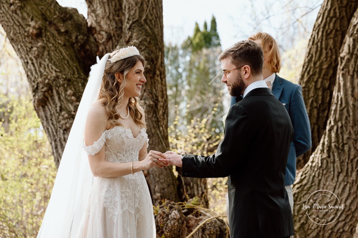 Outdoor wedding ceremony. Weeping willow wedding photos. Mariage au Pavillon de la Jamaïque à Montréal. Photographe de mariage à Montréal. Jamaica Pavilion wedding. Montreal wedding photographer.