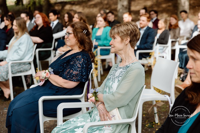 Outdoor wedding ceremony. Weeping willow wedding photos. Mariage au Pavillon de la Jamaïque à Montréal. Photographe de mariage à Montréal. Jamaica Pavilion wedding. Montreal wedding photographer.