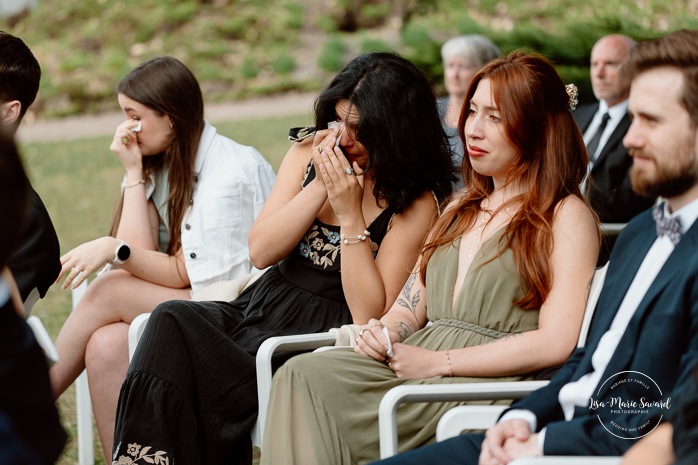 Outdoor wedding ceremony. Weeping willow wedding photos. Mariage au Pavillon de la Jamaïque à Montréal. Photographe de mariage à Montréal. Jamaica Pavilion wedding. Montreal wedding photographer.