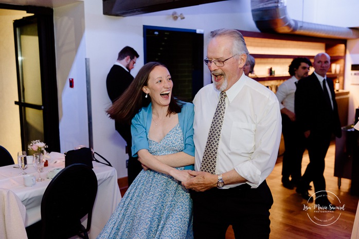 Wedding dance floor funny photos. Mariage au Pavillon de la Jamaïque à Montréal. Photographe de mariage à Montréal. Jamaica Pavilion wedding. Montreal wedding photographer.