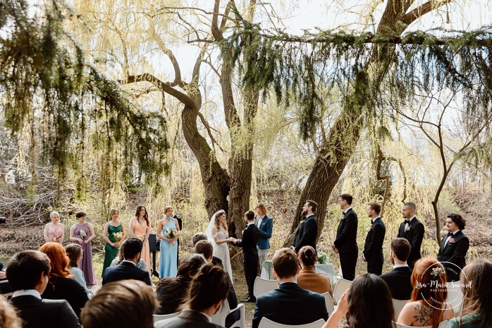 Outdoor wedding ceremony. Weeping willow wedding photos. Mariage au Pavillon de la Jamaïque à Montréal. Photographe de mariage à Montréal. Jamaica Pavilion wedding. Montreal wedding photographer.