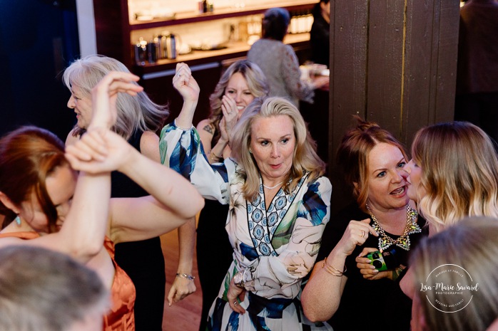 Wedding dance floor funny photos. Mariage au Pavillon de la Jamaïque à Montréal. Photographe de mariage à Montréal. Jamaica Pavilion wedding. Montreal wedding photographer.