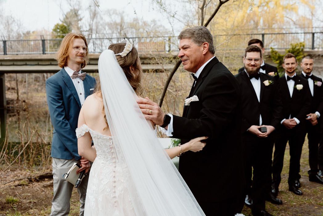 Outdoor wedding ceremony. Mariage au Pavillon de la Jamaïque à Montréal. Photographe de mariage à Montréal. Jamaica Pavilion wedding. Montreal wedding photographer.