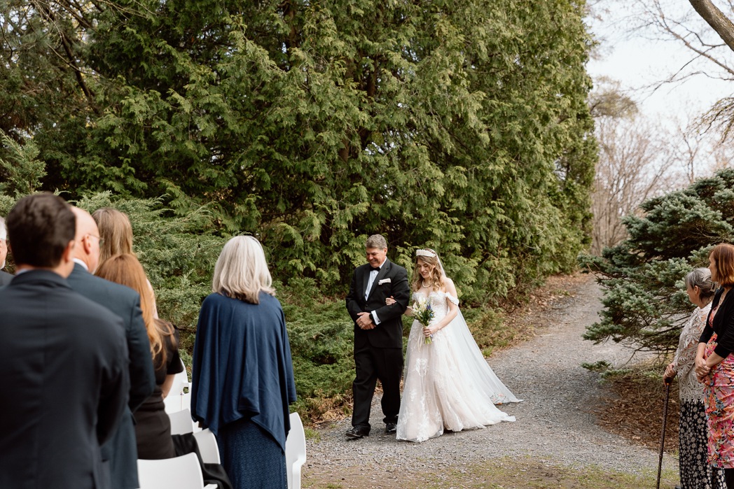 Outdoor wedding ceremony. Mariage au Pavillon de la Jamaïque à Montréal. Photographe de mariage à Montréal. Jamaica Pavilion wedding. Montreal wedding photographer.