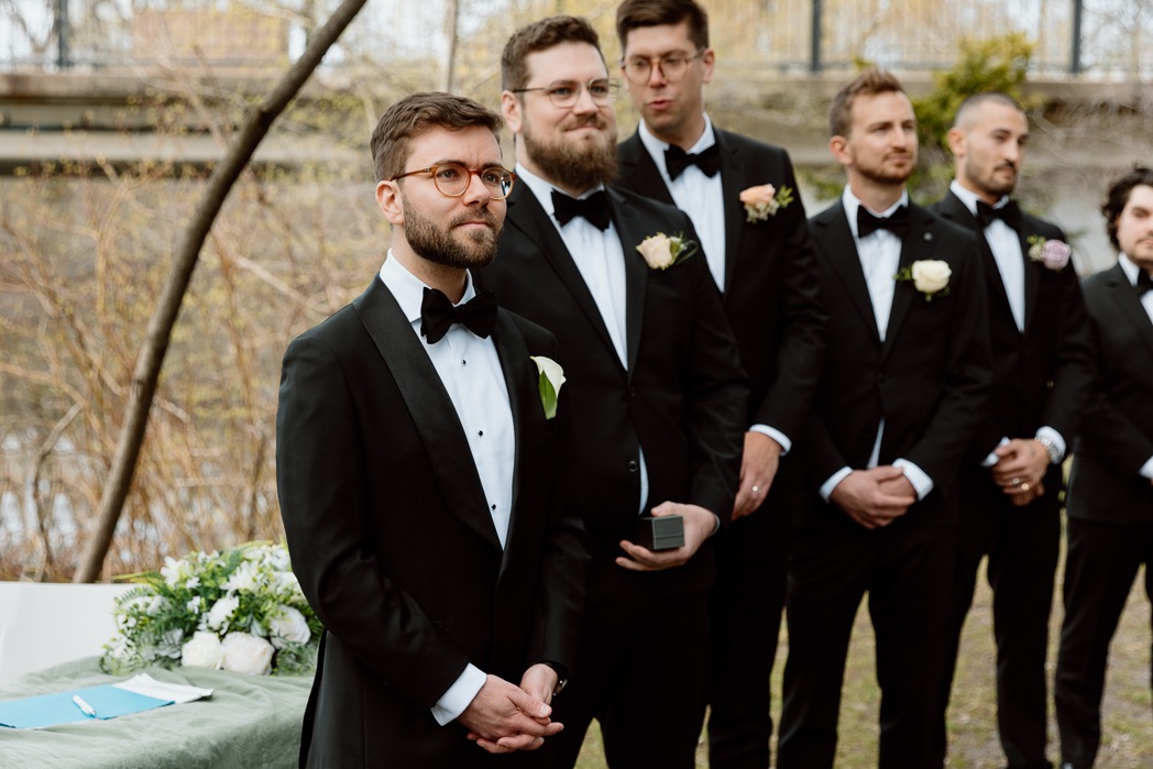 Outdoor wedding ceremony. Mariage au Pavillon de la Jamaïque à Montréal. Photographe de mariage à Montréal. Jamaica Pavilion wedding. Montreal wedding photographer.