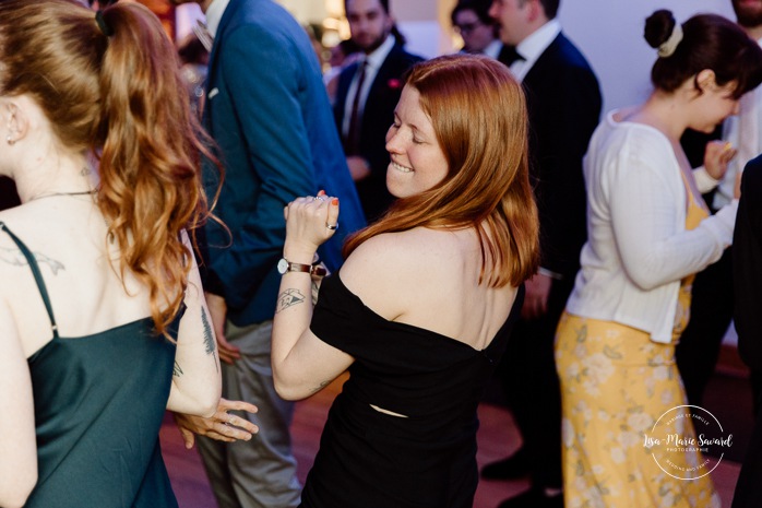 Wedding dance floor funny photos. Mariage au Pavillon de la Jamaïque à Montréal. Photographe de mariage à Montréal. Jamaica Pavilion wedding. Montreal wedding photographer.