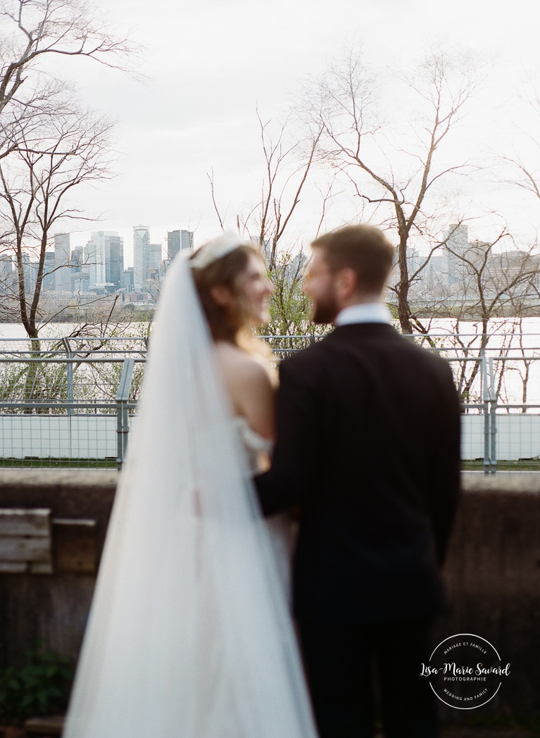 Spring wedding photos. Romantic wedding photos. Mariage au Pavillon de la Jamaïque à Montréal. Photographe de mariage à Montréal. Jardin des Floralies. Jamaica Pavilion wedding. Montreal wedding photographer. Floralies Gardens.