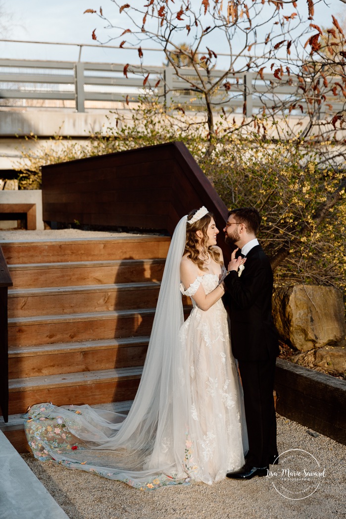 Spring wedding photos. Romantic wedding photos. Mariage au Pavillon de la Jamaïque à Montréal. Photographe de mariage à Montréal. Jardin des Floralies. Jamaica Pavilion wedding. Montreal wedding photographer. Floralies Gardens.